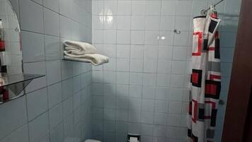 Doccia, asciugamani, sapone, carta igienica