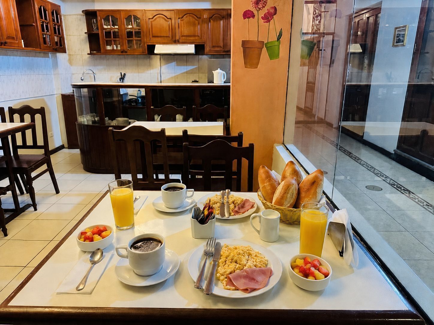 Tägliches inbegriffenes kontinentales Frühstück