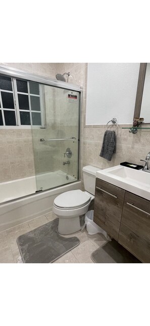SĂšche-cheveux, serviettes fournies, savon, papier toilette