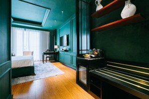 Deluxe Double Room, Balcony, Courtyard View | In-room safe, desk, soundproofing, free WiFi - Brilliant Jade Suites (Hoan Kiem)