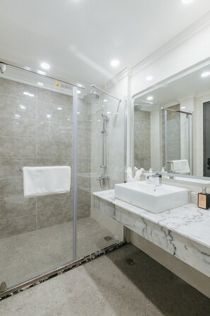 Deluxe Double Room, Balcony, Courtyard View | Bathroom | Free toiletries, hair dryer, slippers, towels - Brilliant Jade Suites (Hoan Kiem)