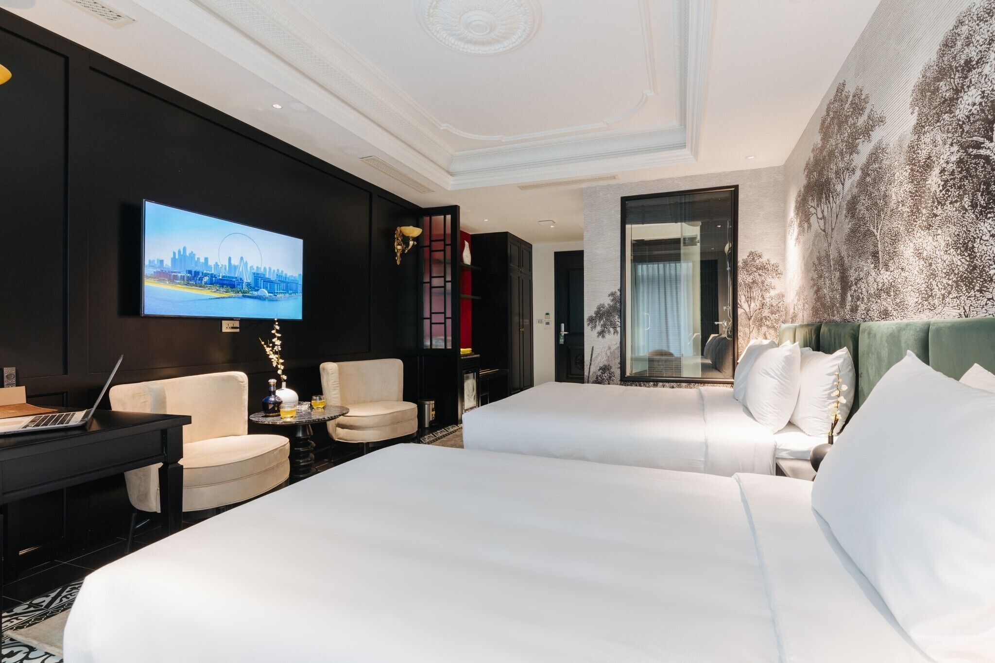 Habitación triple familiar, balcón, vistas al jardín | Caja fuerte, sistema de insonorización, wifi gratis y ropa de cama