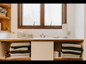 Asciugacapelli, asciugamani, sapone, carta igienica