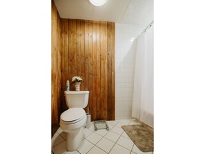 Hair dryer, towels, soap, toilet paper - Stunning Family Lake House on Lake Beulah near Alpine Valley 90 min from Chicago (East Troy)