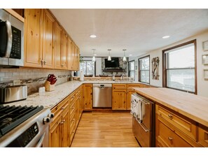 Private kitchen - Stunning Family Lake House on Lake Beulah near Alpine Valley 90 min from Chicago (East Troy)