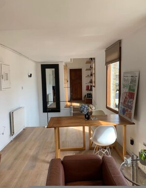 House, Smoking - Modern East London Terrace (London)