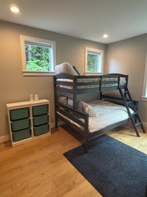 4 bedrooms, WiFi (free), bed sheets