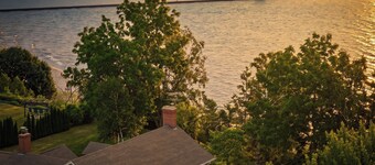 Historic Lake Michigan Retreat - The Harbortown Grand