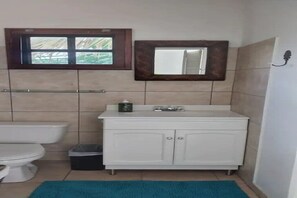 Haartrockner, Handtücher, Toilettenpapier