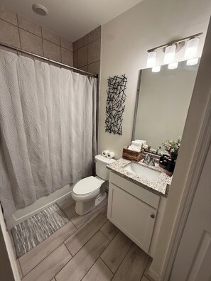 Shower, hair dryer, towels, soap - Modern 3BR Retreat, Family Friendly, Near Fort Myers (Lehigh Acres)