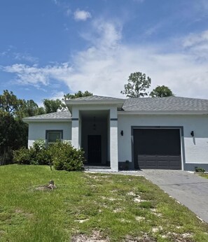 Exterior - Modern 3BR Retreat, Family Friendly, Near Fort Myers (Lehigh Acres)