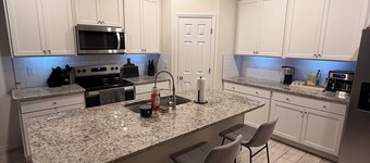 Modern 3BR Retreat, Family Friendly, Near Fort Myers