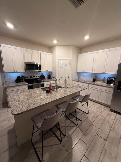 Modern 3BR Retreat, Family Friendly, Near Fort Myers