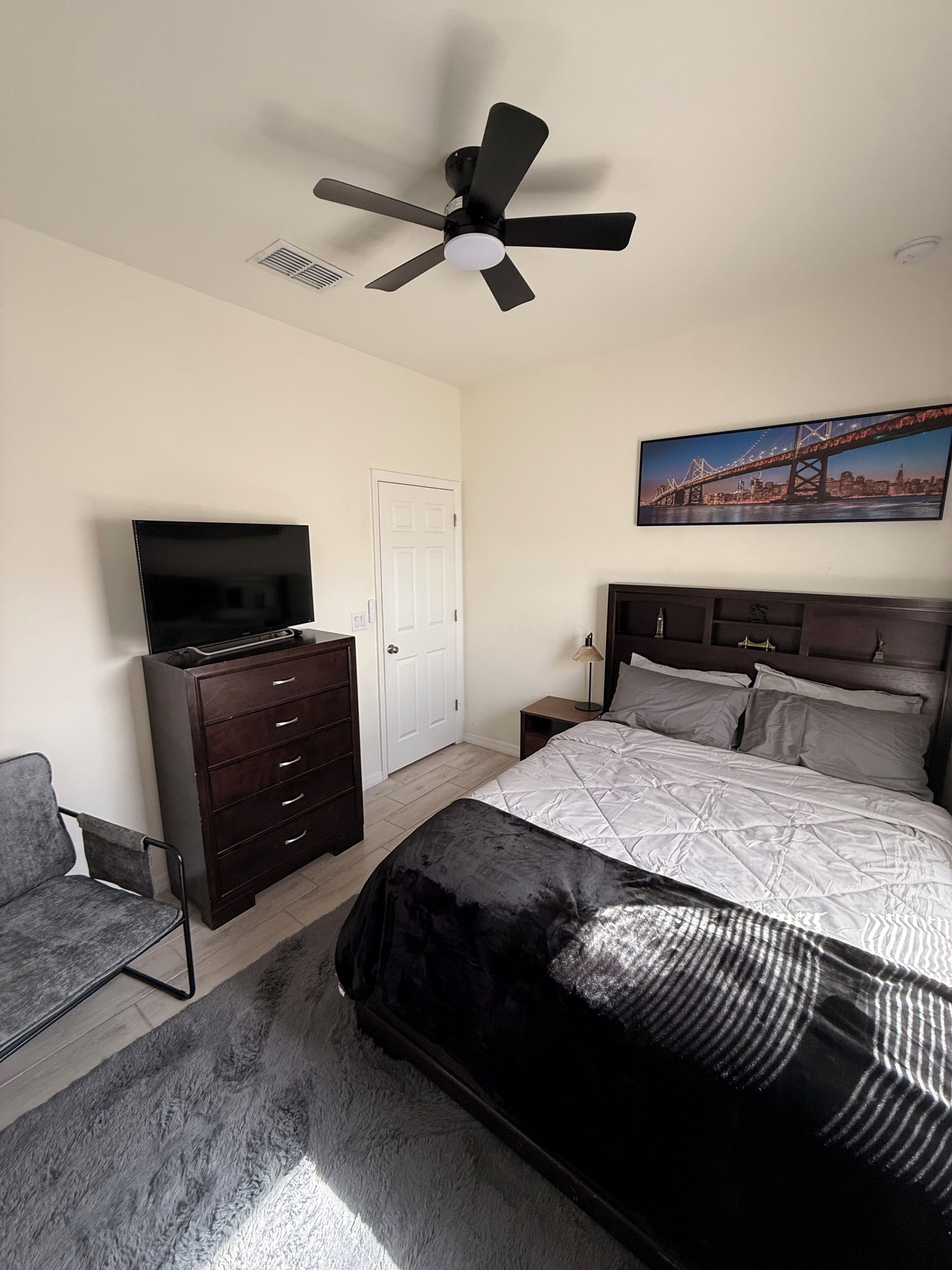 3 bedrooms, iron/ironing board, WiFi, bed sheets