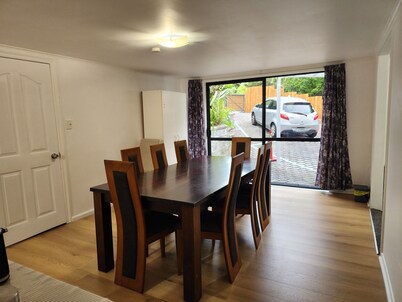Entire Ground-floor: Spacious 145m2