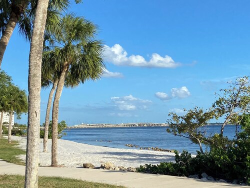 A/Quaint 1-bedroom bungalow with AC in Punta Gorda/Port Charlotte