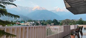 Suite Luxe, balcon, vue montagne | Enceinte de l’hébergement