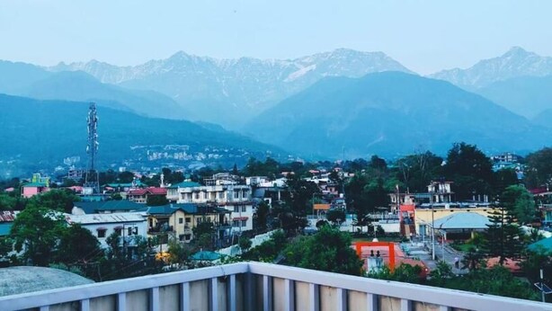 Uma cidade com edifícios e montanhas ao fundo.