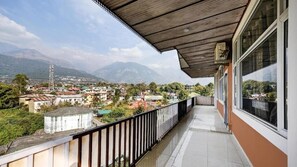 Chambre Double Deluxe, balcon, vue montagne | Enceinte de l’hébergement