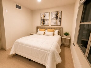 2 bedrooms, iron/ironing board, WiFi, bed sheets - Charming 2-bedroom townhome with AC in perfect West Sacramento (West Sacramento)