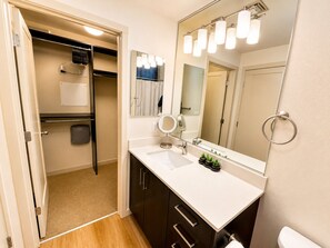 Hair dryer, towels, soap, toilet paper - Charming 2-bedroom townhome with AC in perfect West Sacramento (West Sacramento)