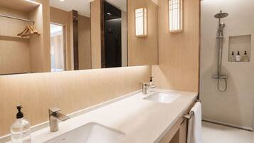 Deluxe Double Spa Room - City View | Bathroom