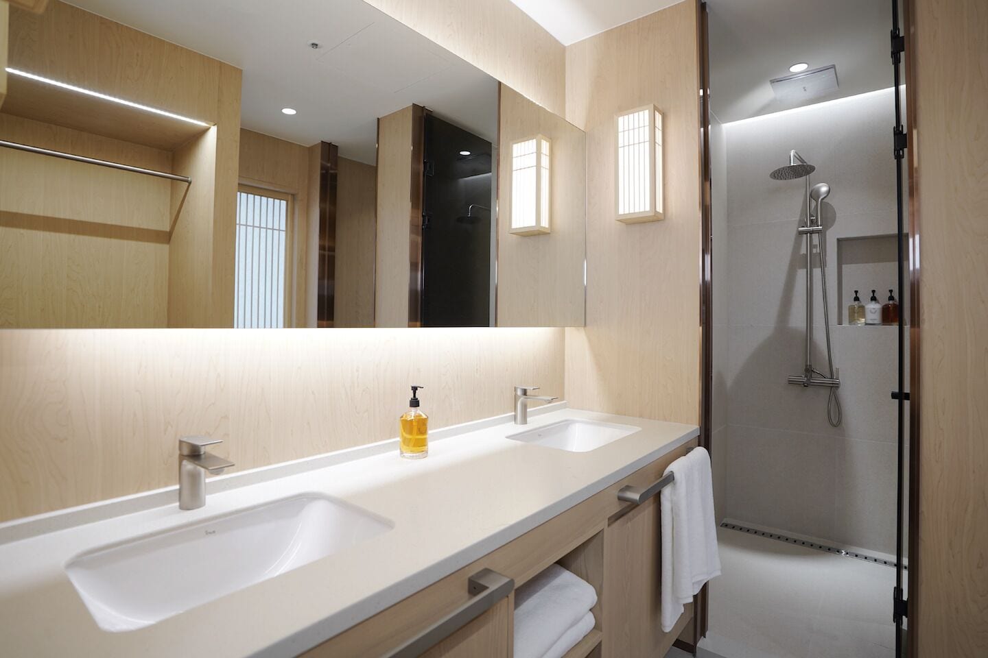 Deluxe Double Spa Room - City View | Kamar mandi | Shower, pancuran hujan, pengering rambut, dan jubah mandi
