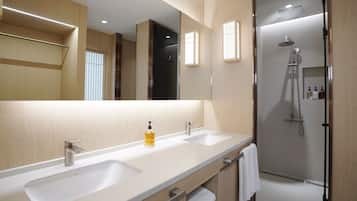 Deluxe Double Spa Room - City View | Kamar mandi | Shower, pancuran hujan, pengering rambut, dan jubah mandi
