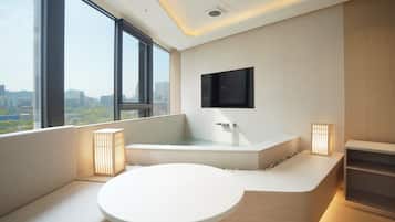 Deluxe Double Spa Room - Plaza View | Pimennysverhot, silitysrauta/-lauta, ilmainen Wi-Fi, vuodevaatteet