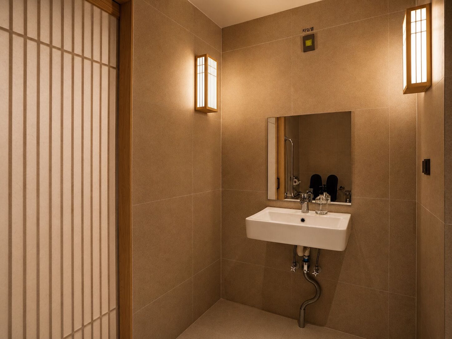 Ein Badezimmer mit Waschbecken, Spiegel und Handtuchhalter.