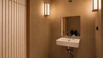 Ein Badezimmer mit Waschbecken, Spiegel und Handtuchhalter.