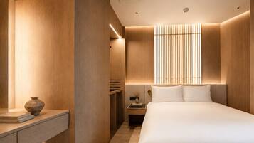 Premier Spa Suite - Plaza View | Blackout drapes, iron/ironing board (on request), WiFi (free)