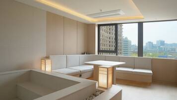 Grand Spa Suite - Plaza View | Näkymä huoneesta