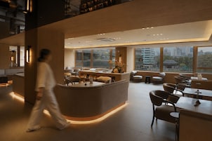 Lobby lounge