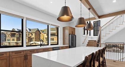 New luxury 4 bedroom townhome w/ private hot tub. Steps from River Run Village