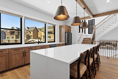New luxury 4 bedroom townhome w/ private hot tub. Steps from River Run Village