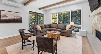 New luxury 4 bedroom townhome w/ private hot tub. Steps from River Run Village