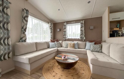 Cozy home in Sint Kruis with WiFi