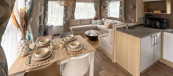 Cozy home in Sint Kruis with WiFi
