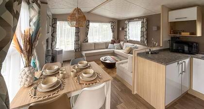 Cozy home in Sint Kruis with WiFi