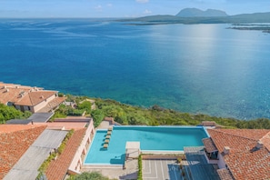 A rooftop pool with a clear view of the sea and distant mountains. - Ladunia 2, Marinella, Italy (Marinella)