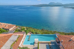 A rooftop pool with a clear view of the sea and distant mountains. - Casa Titta, Marinella, Italy (Marinella)