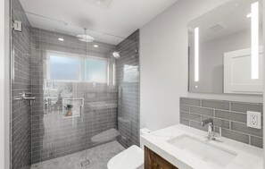 Een douche, een bubbelbad, een haardroger, handdoeken
