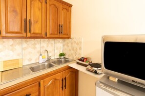 Private kitchen - Cozy Studio in Arima with AC, WiFi & self check-in. Near to airport & shops (Arima)