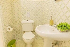Shower, hair dryer, towels, soap - Cozy Studio in Arima with AC, WiFi & self check-in. Near to airport & shops (Arima)