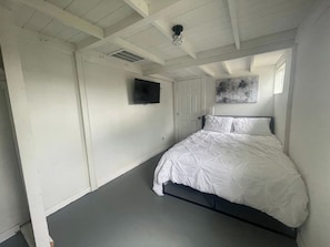 Desk, iron/ironing board, WiFi, bed sheets - Hotel Style Lakeview Cottage • 3BR • Heated Pool (Lake Wales)