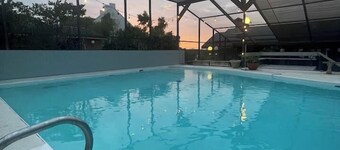 Hotel Style Lakeview Cottage • 3BR • Heated Pool