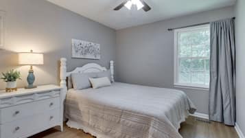 2 bedrooms, iron/ironing board, free WiFi, bed sheets