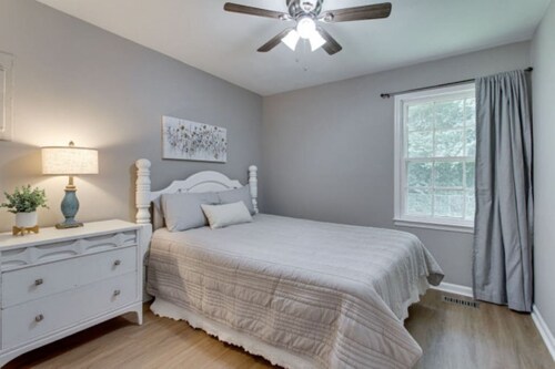 Sunset Duplex 2 - Cozy 2-bedroom, pet friendly with fenced yard in Murfreesboro!