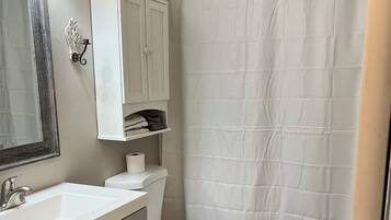 Séchoir à cheveux, serviettes fournies, savon, papier de toilette